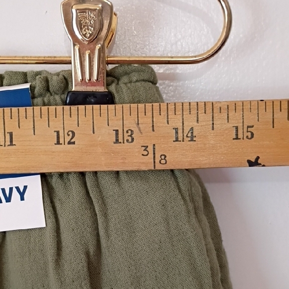 Old Navy Women's Cargo Shorts in Olive - Picture 7 of 8